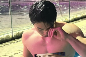 捕捉泳池肌肉大帅哥：落日的阳光和腹肌真的很配！-大壹博客