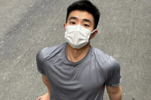 上海小哥因戴口罩太帅火了,摘下口罩有点像当红小鲜肉-大壹博客