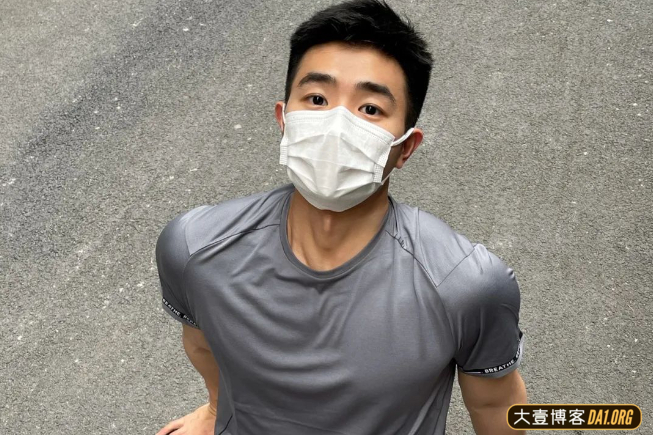 上海小哥因戴口罩太帅火了，摘下口罩有点像当红小鲜肉-大壹博客