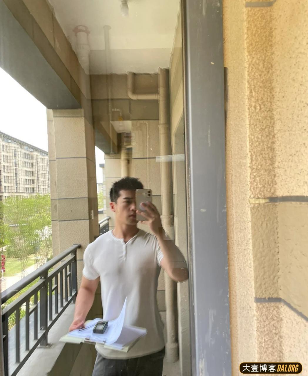 来自郑州的肌肉室内设计师，量房也忍不住秀下翘臀胸肌