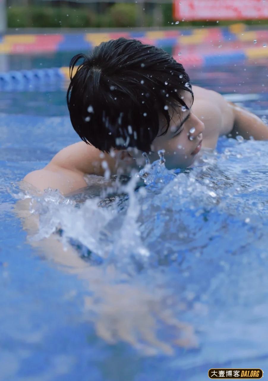 捕捉泳池肌肉大帅哥：落日的阳光和腹肌真的很配！