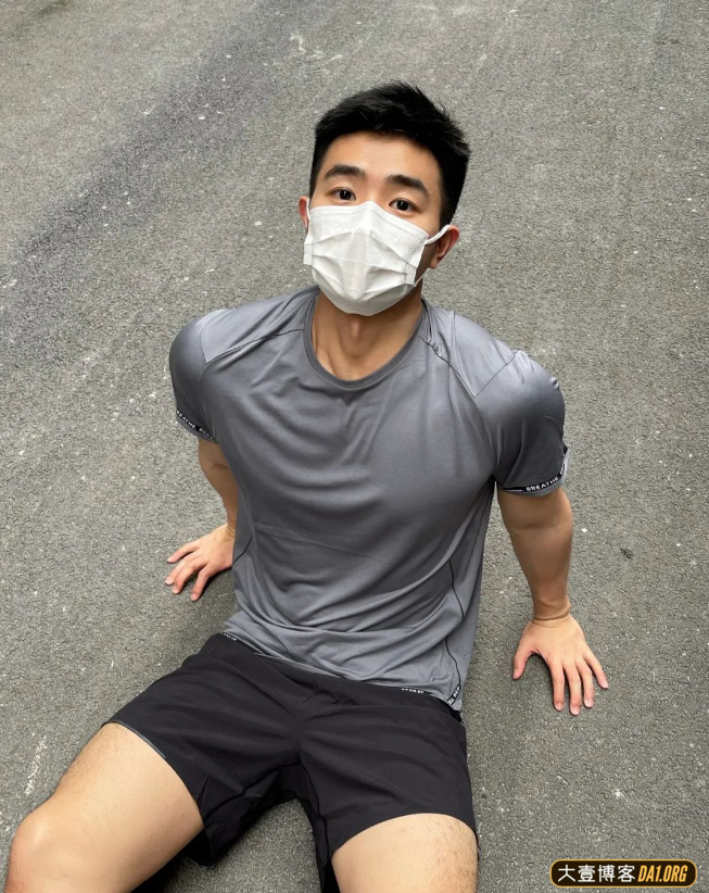 上海小哥因戴口罩太帅火了，摘下口罩有点像当红小鲜肉
