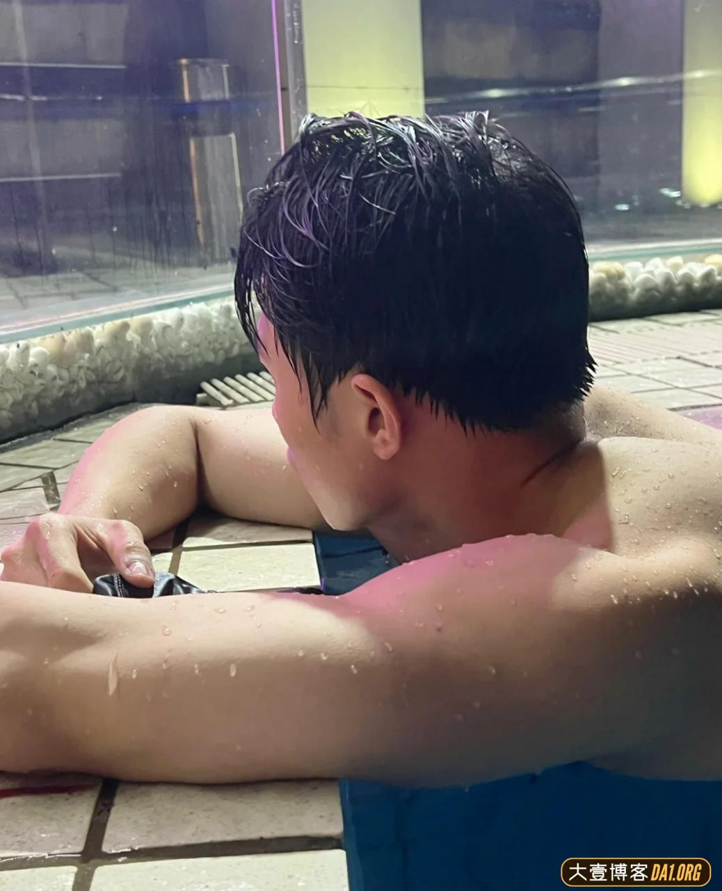 捕捉泳池肌肉大帅哥：落日的阳光和腹肌真的很配！