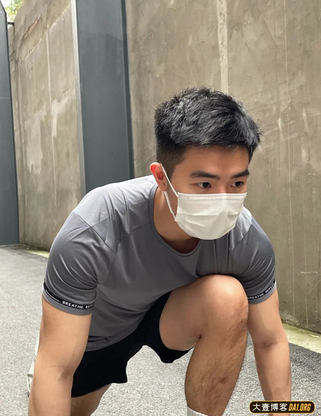 上海小哥因戴口罩太帅火了，摘下口罩有点像当红小鲜肉