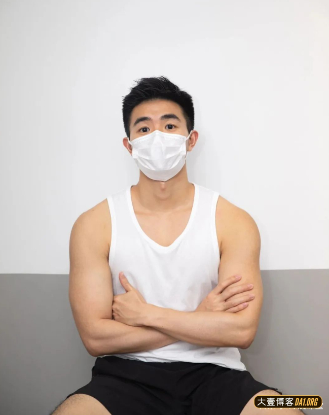 上海小哥因戴口罩太帅火了，摘下口罩有点像当红小鲜肉