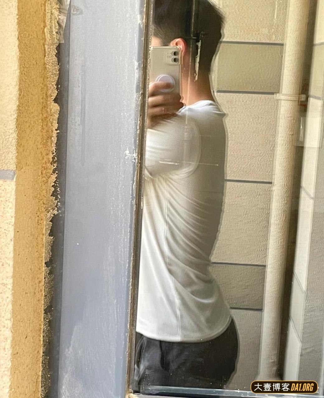 来自郑州的肌肉室内设计师，量房也忍不住秀下翘臀胸肌
