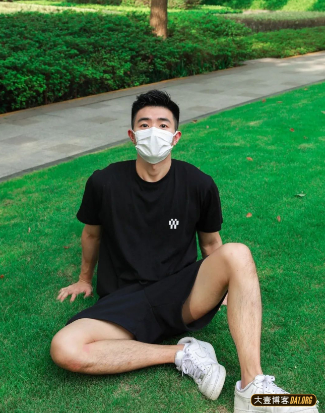 上海小哥因戴口罩太帅火了，摘下口罩有点像当红小鲜肉
