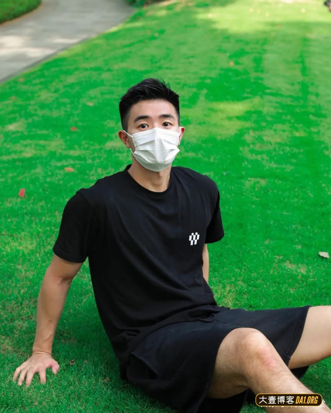 上海小哥因戴口罩太帅火了，摘下口罩有点像当红小鲜肉