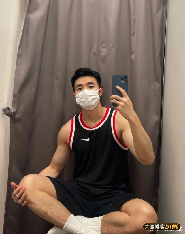 上海小哥因戴口罩太帅火了，摘下口罩有点像当红小鲜肉