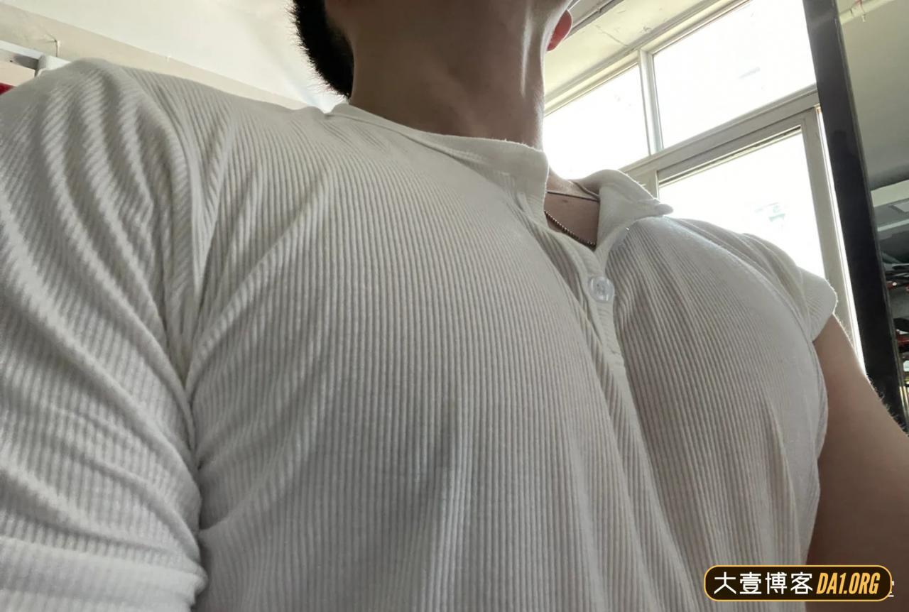 来自郑州的肌肉室内设计师，量房也忍不住秀下翘臀胸肌