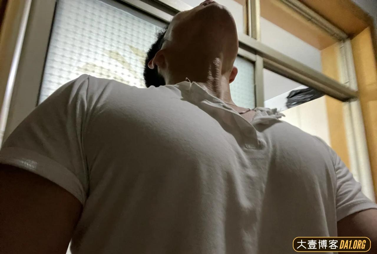来自郑州的肌肉室内设计师，量房也忍不住秀下翘臀胸肌