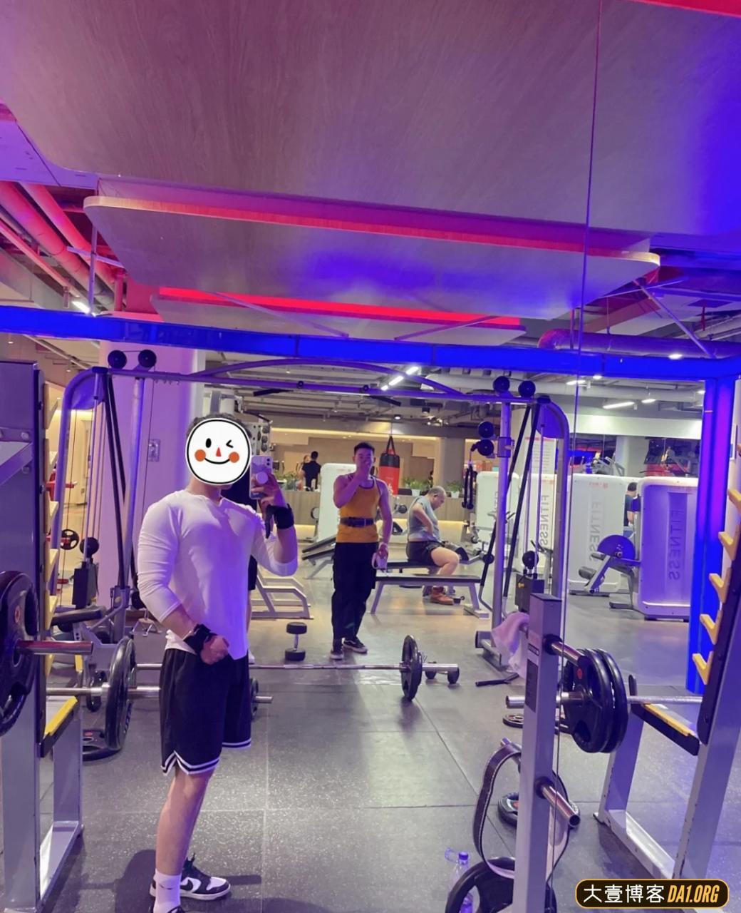 来自郑州的肌肉室内设计师，量房也忍不住秀下翘臀胸肌