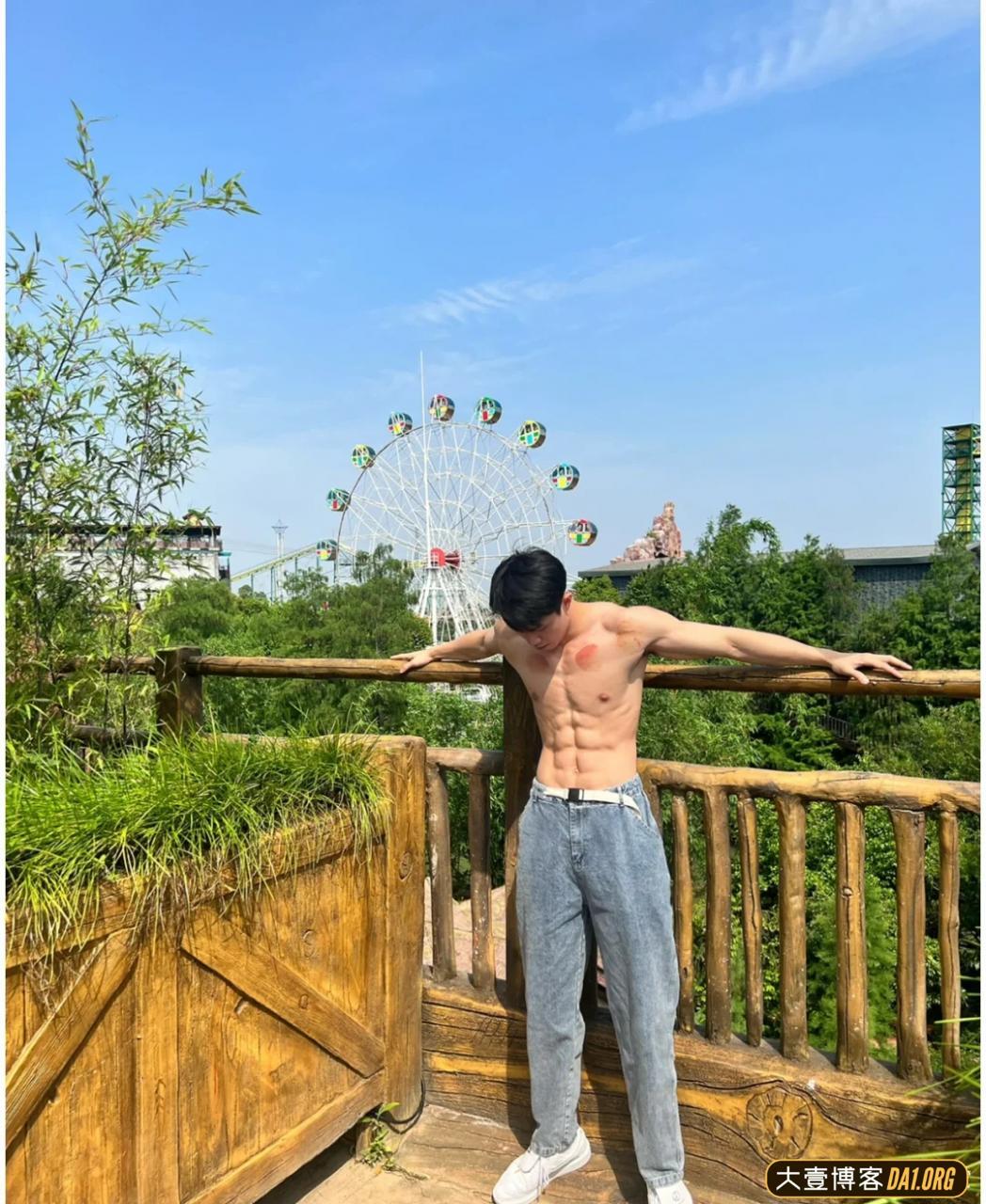 捕捉泳池肌肉大帅哥：落日的阳光和腹肌真的很配！