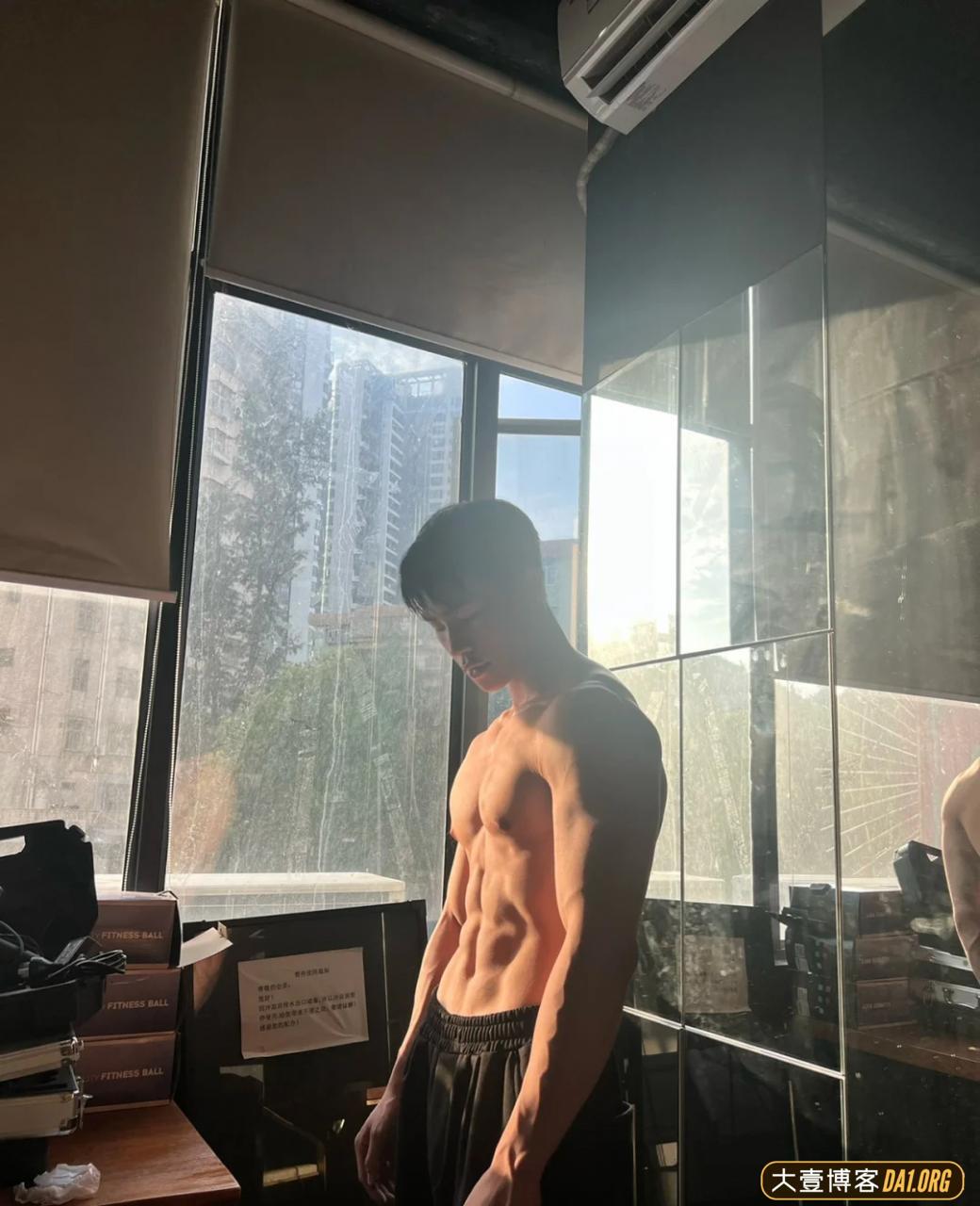 捕捉泳池肌肉大帅哥：落日的阳光和腹肌真的很配！