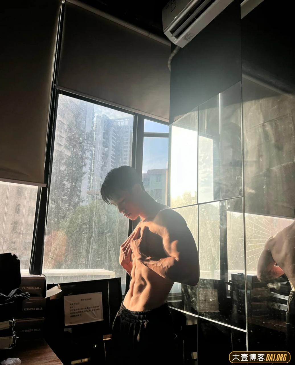 捕捉泳池肌肉大帅哥：落日的阳光和腹肌真的很配！