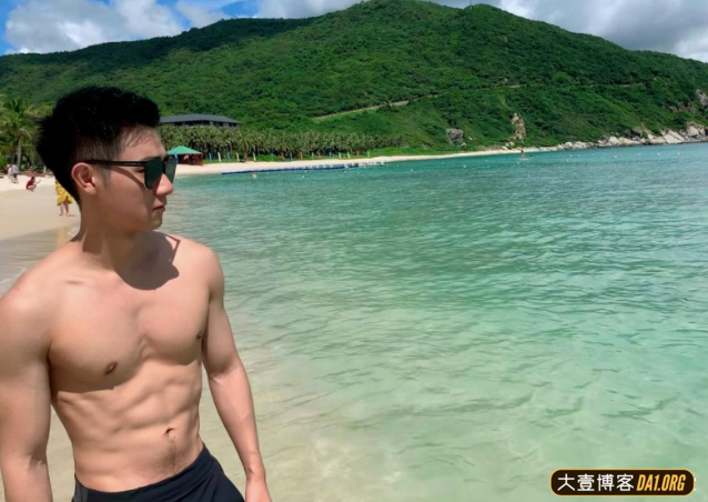 上海小哥因戴口罩太帅火了，摘下口罩有点像当红小鲜肉