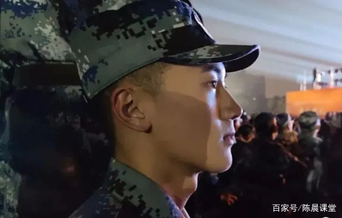 中国民航学院的山东小帅哥，私下精神小伙儿，穿上迷彩服就很乖
