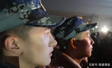 中国民航学院的山东小帅哥，私下精神小伙儿，穿上迷彩服就很乖