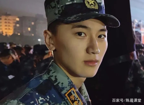 中国民航学院的山东小帅哥，私下精神小伙儿，穿上迷彩服就很乖