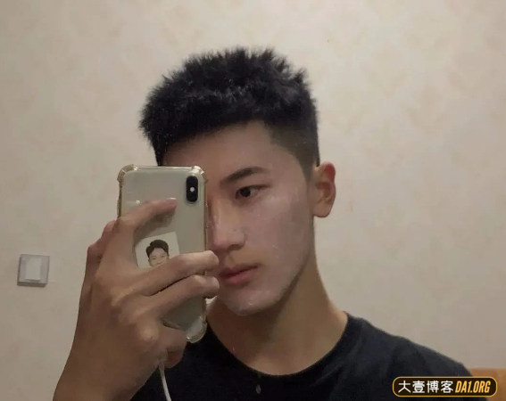 中国民航学院的山东小帅哥，私下精神小伙儿，穿上迷彩服就很乖