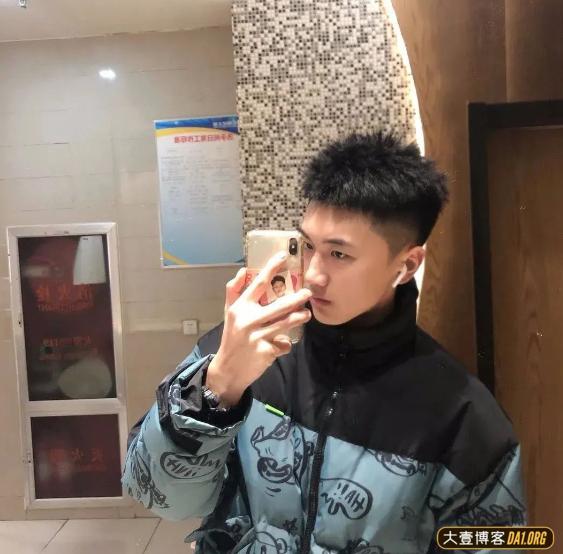 中国民航学院的山东小帅哥，私下精神小伙儿，穿上迷彩服就很乖