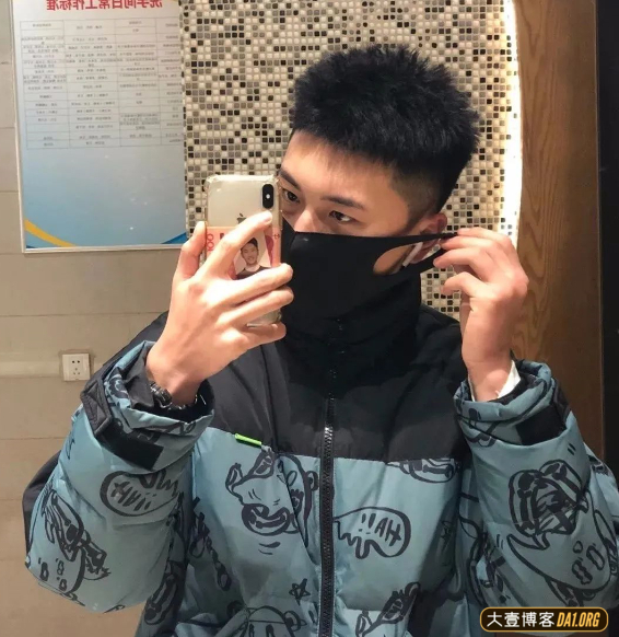 中国民航学院的山东小帅哥，私下精神小伙儿，穿上迷彩服就很乖