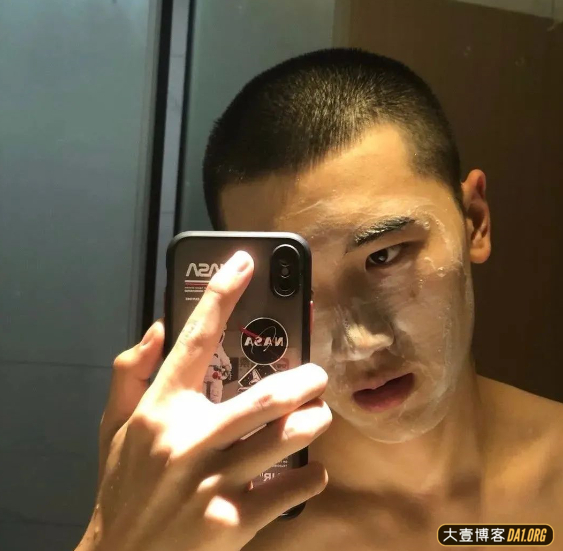 中国民航学院的山东小帅哥，私下精神小伙儿，穿上迷彩服就很乖