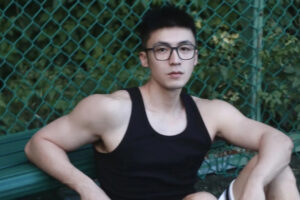 戴着黑框眼镜的正装小帅哥,你喜欢他穿白袜还是黑袜?-大壹博客