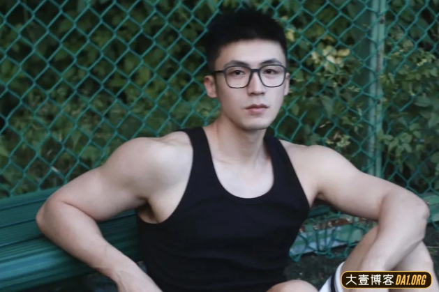 戴着黑框眼镜的正装小帅哥，你喜欢他穿白袜还是黑袜？-大壹博客