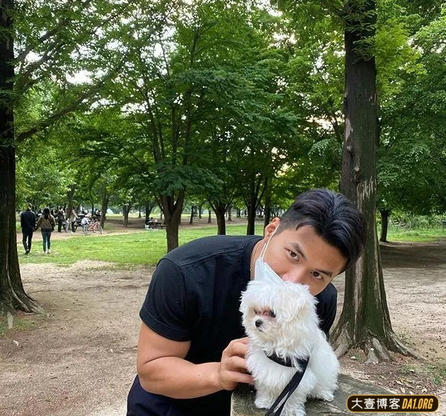 韩国直男兵哥哥，看起来憨憨的，穿衣显瘦脱衣有肉我已经说腻了