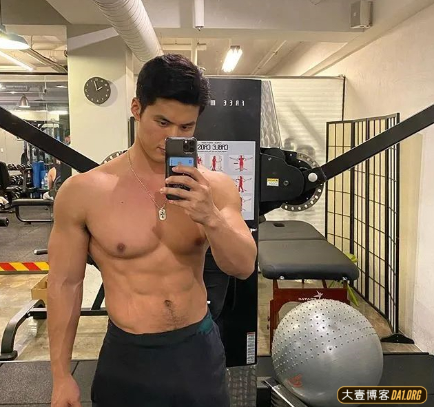 韩国直男兵哥哥，看起来憨憨的，穿衣显瘦脱衣有肉我已经说腻了
