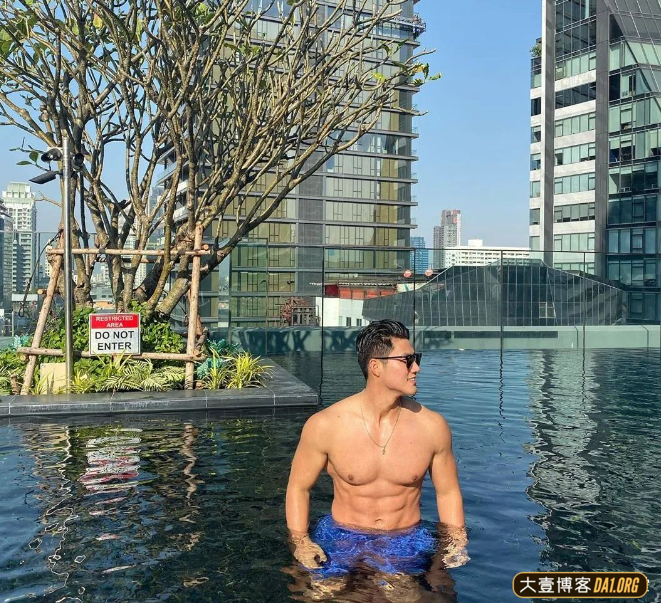 韩国直男兵哥哥，看起来憨憨的，穿衣显瘦脱衣有肉我已经说腻了