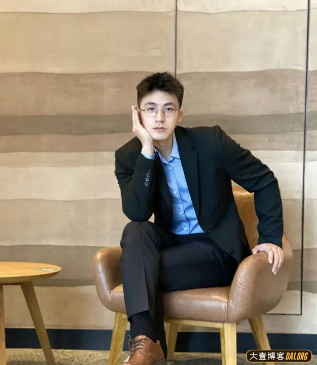 戴着黑框眼镜的正装小帅哥,你喜欢他穿白袜还是黑袜? 戴着黑框眼镜的正装小帅哥,你喜欢他穿白袜还是黑袜?