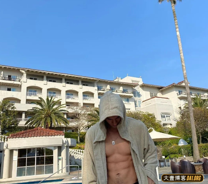 韩国直男兵哥哥，看起来憨憨的，穿衣显瘦脱衣有肉我已经说腻了
