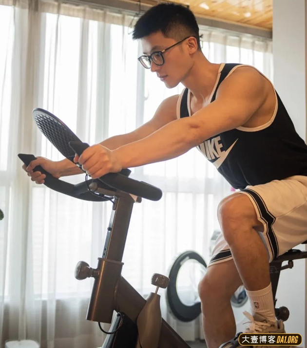 戴着黑框眼镜的正装小帅哥,你喜欢他穿白袜还是黑袜? 戴着黑框眼镜的正装小帅哥,你喜欢他穿白袜还是黑袜?