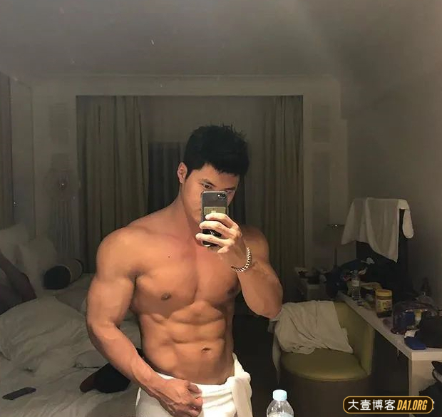 韩国直男兵哥哥，看起来憨憨的，穿衣显瘦脱衣有肉我已经说腻了