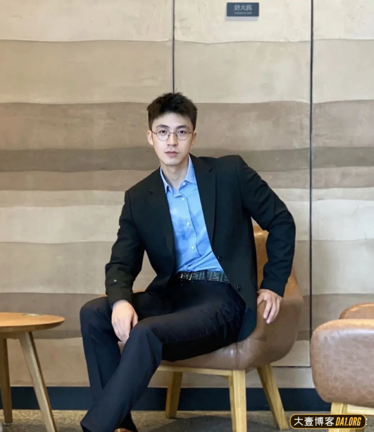 戴着黑框眼镜的正装小帅哥,你喜欢他穿白袜还是黑袜? 戴着黑框眼镜的正装小帅哥,你喜欢他穿白袜还是黑袜?
