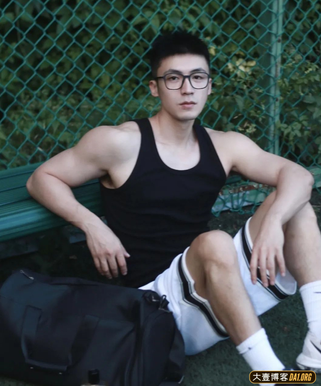 戴着黑框眼镜的正装小帅哥,你喜欢他穿白袜还是黑袜? 戴着黑框眼镜的正装小帅哥,你喜欢他穿白袜还是黑袜?