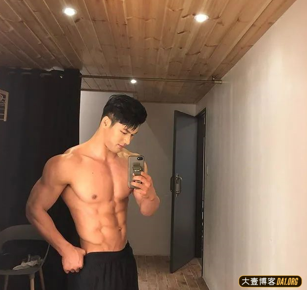 韩国直男兵哥哥，看起来憨憨的，穿衣显瘦脱衣有肉我已经说腻了