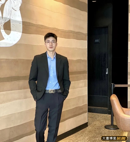 戴着黑框眼镜的正装小帅哥,你喜欢他穿白袜还是黑袜? 戴着黑框眼镜的正装小帅哥,你喜欢他穿白袜还是黑袜?
