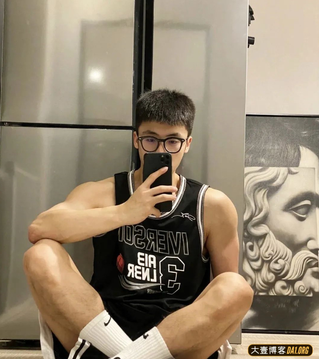 戴着黑框眼镜的正装小帅哥,你喜欢他穿白袜还是黑袜? 戴着黑框眼镜的正装小帅哥,你喜欢他穿白袜还是黑袜?