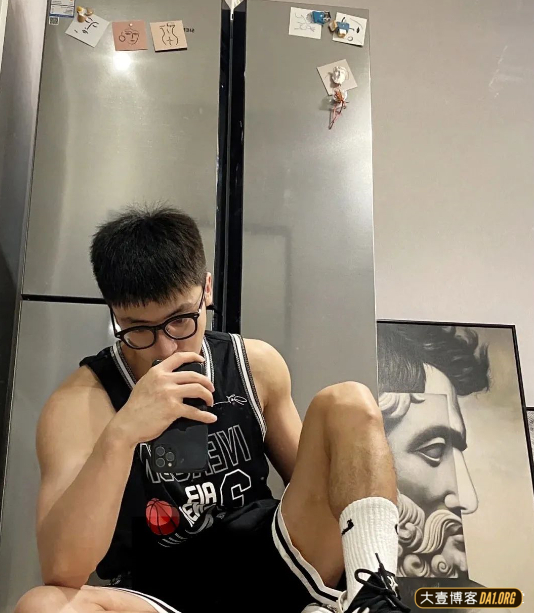 戴着黑框眼镜的正装小帅哥,你喜欢他穿白袜还是黑袜? 戴着黑框眼镜的正装小帅哥,你喜欢他穿白袜还是黑袜?