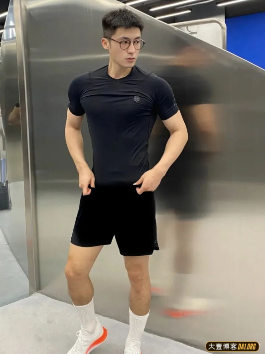 戴着黑框眼镜的正装小帅哥,你喜欢他穿白袜还是黑袜? 戴着黑框眼镜的正装小帅哥,你喜欢他穿白袜还是黑袜?