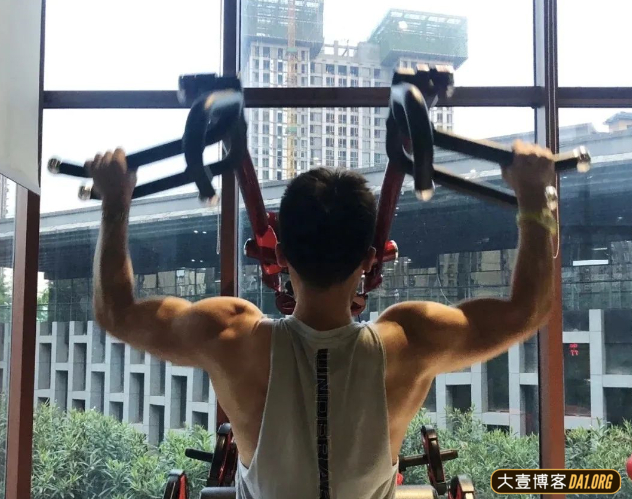 戴着黑框眼镜的正装小帅哥,你喜欢他穿白袜还是黑袜? 戴着黑框眼镜的正装小帅哥,你喜欢他穿白袜还是黑袜?