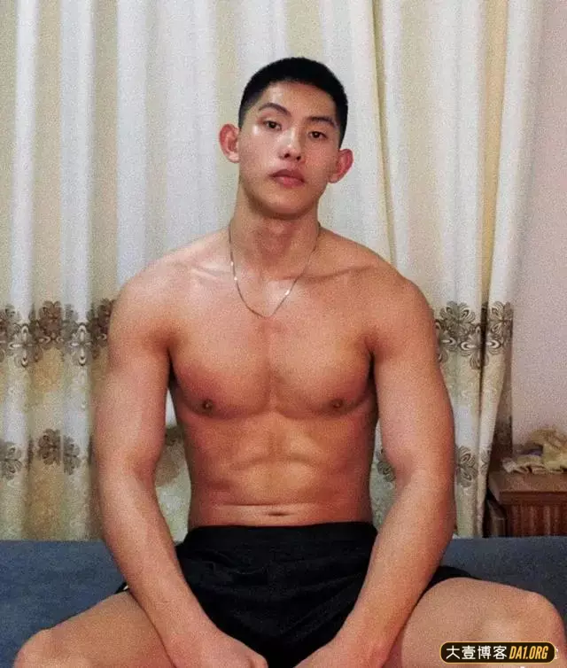挖掘到一枚四川小帅哥，一笑起来冷酷男神一下子变成了憨憨小奶狗