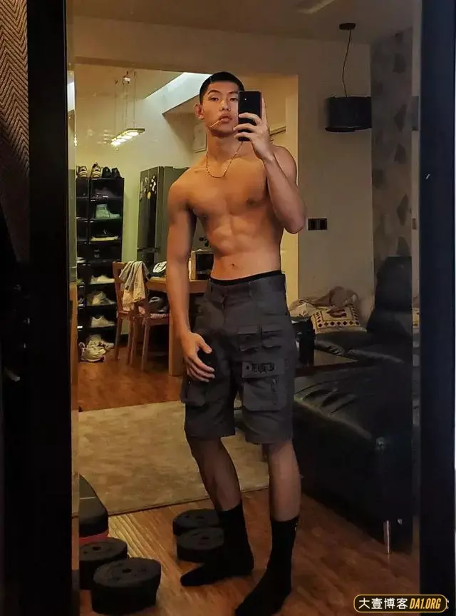 挖掘到一枚四川小帅哥，一笑起来冷酷男神一下子变成了憨憨小奶狗