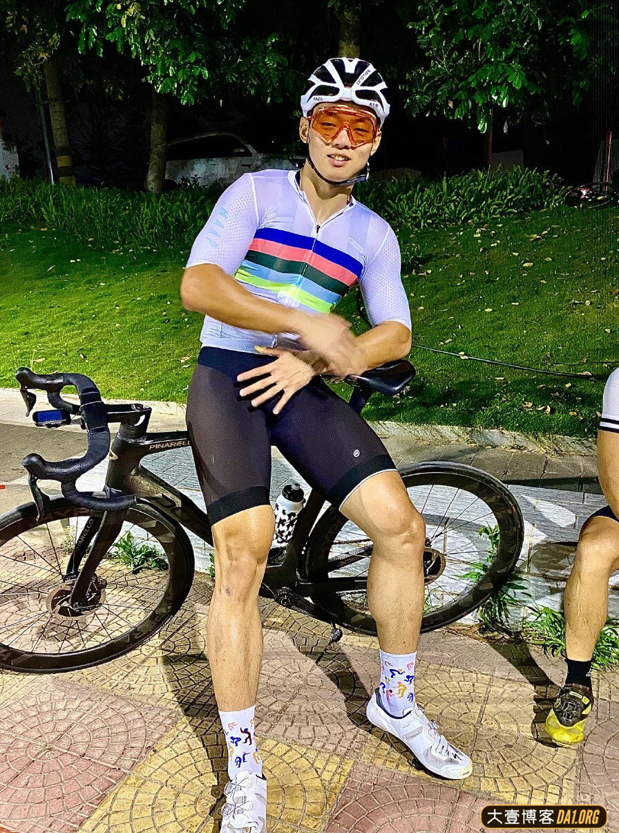 福建骑行小哥的身材生活照,这肌肉扎实精干 福建骑行小哥的身材生活照,这肌肉扎实精干