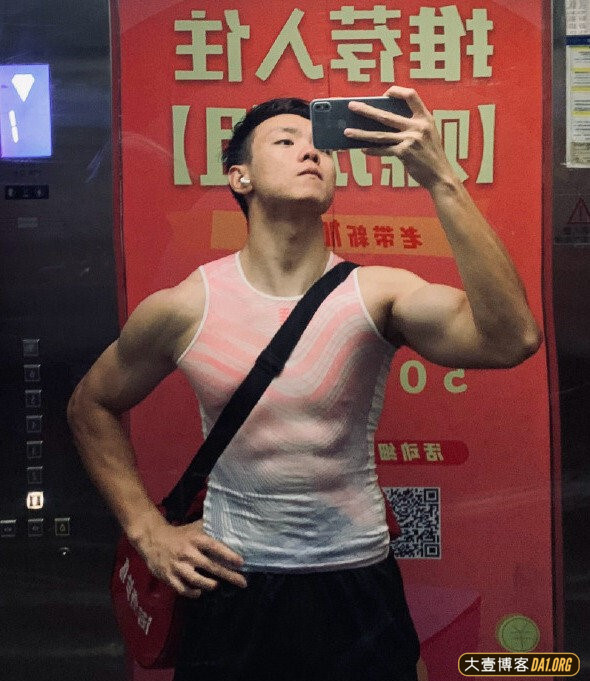 福建骑行小哥的身材生活照,这肌肉扎实精干 福建骑行小哥的身材生活照,这肌肉扎实精干