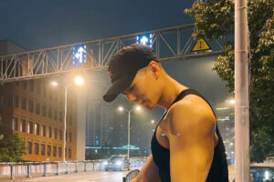 深夜偶遇跑步的肌肉小哥哥，被汗沁湿的八块腹肌让人挪不开眼睛-大壹博客