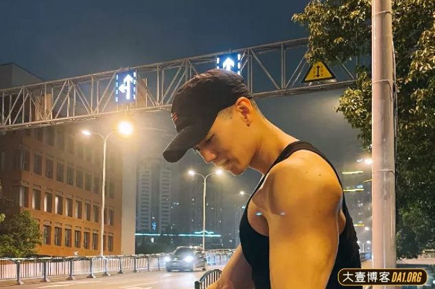 深夜偶遇跑步的肌肉小哥哥，被汗沁湿的八块腹肌让人挪不开眼睛-大壹博客